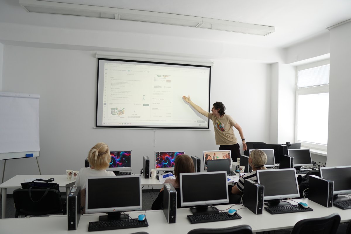 Priebeh kurzu Meta Ads v počítačovej učebni s projekciou na plátne