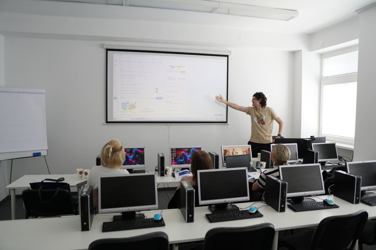 Priebeh kurzu Meta Ads - učebňa s počítačmi a projekciou správy Facebook reklamy