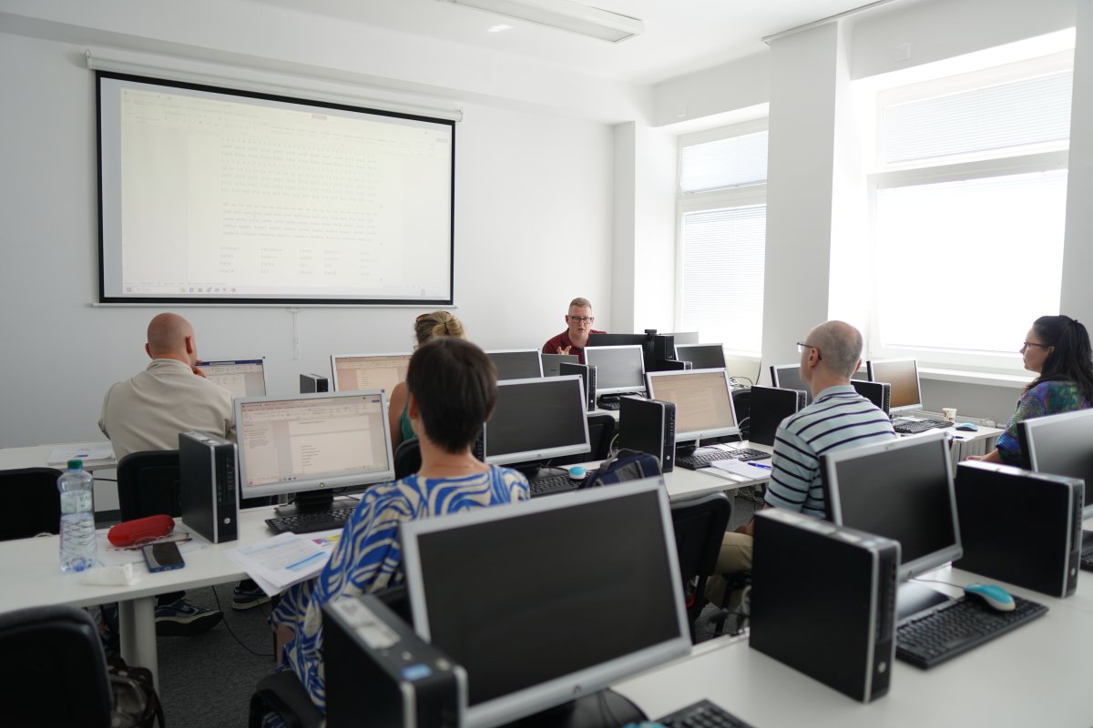 Priebeh kurzu Word I. - počítačová učebňa s projektorom a jednotlivými pracovnými stanicami