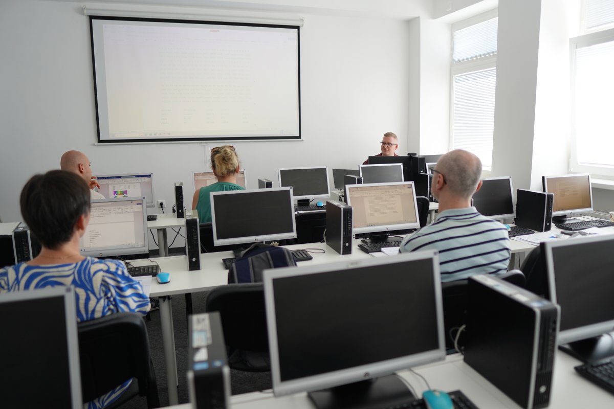 Priebeh kurzu Microsoft Word - učebňa s počítačmi a projektárom