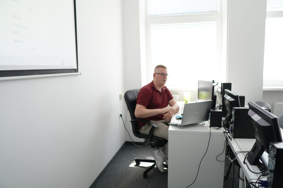 Priebeh kurzu Word - učebňa s počítačmi a projektom na stene