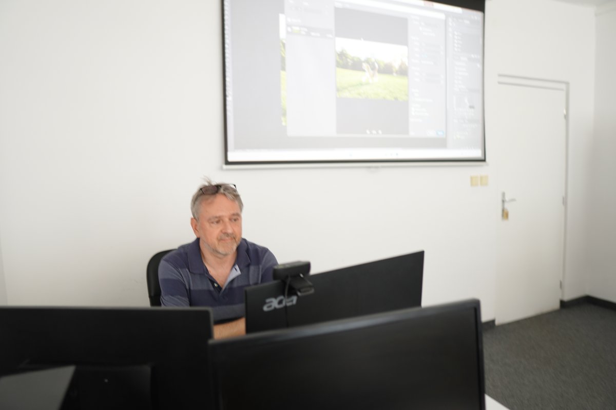Priebeh kurzu Photoshop – výuka úpravy fotografií na počítačoch v učebni
