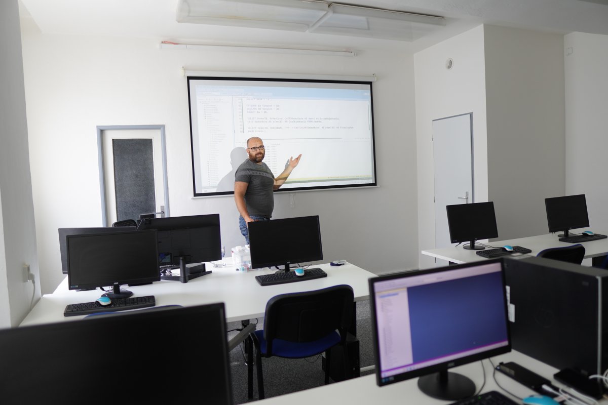Priebeh kurzu SQL Server - výuka Transact SQL v učebni s projektorom