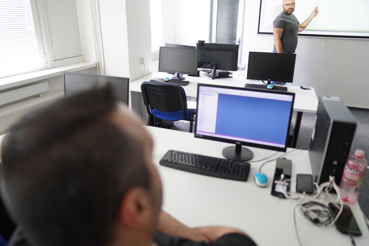 Priebeh kurzu SQL Server - počítačová učebňa s monitormi a pracovnými stanicami