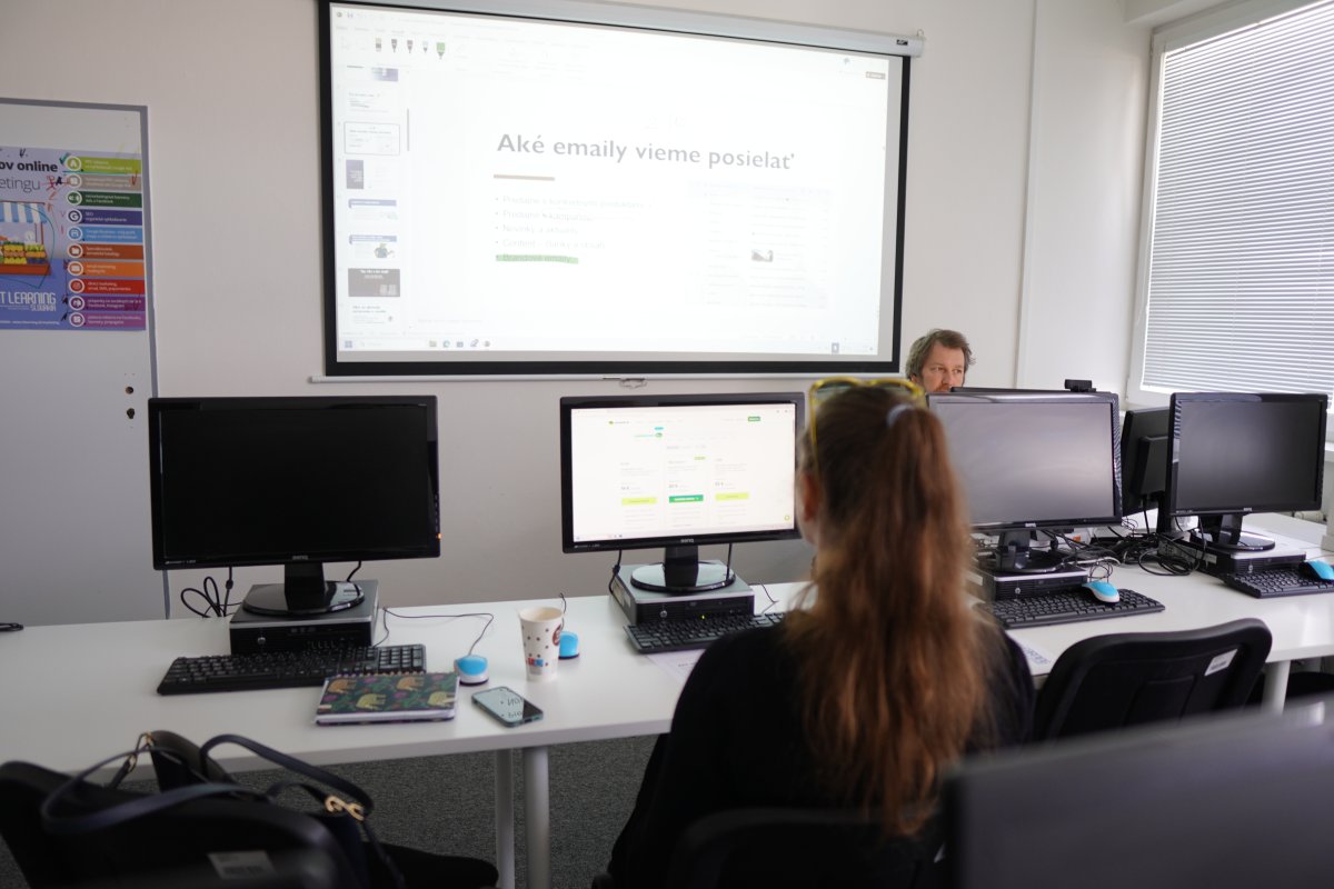 Priebeh kurzu Email marketing - učebňa s projektorom a počítačmi pri výuke