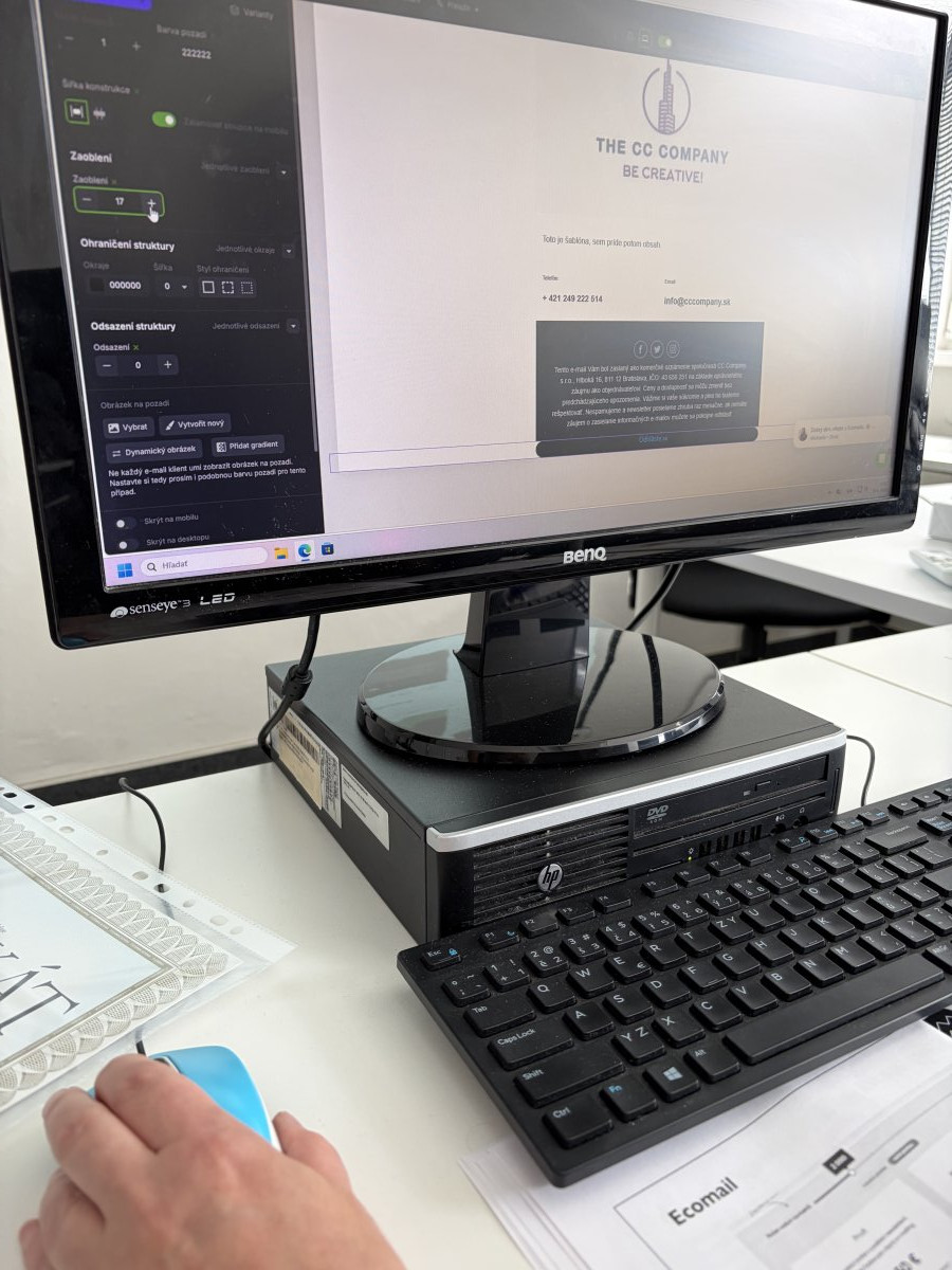 Priebeh kurzu Email marketing - návrh webového sídla s logom a kontaktmi v editore na monitore