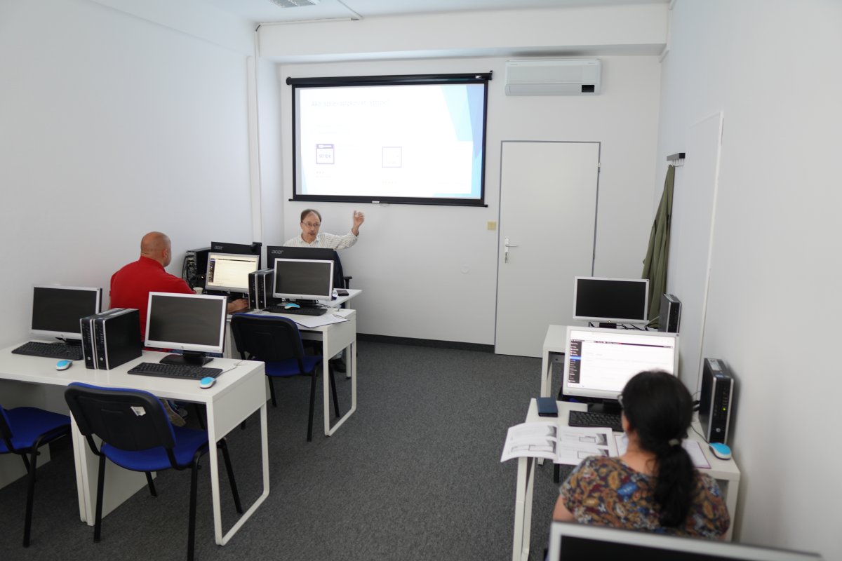 Priebeh kurzu WordPress a WooCommerce v učebni s počítačmi a projektorom