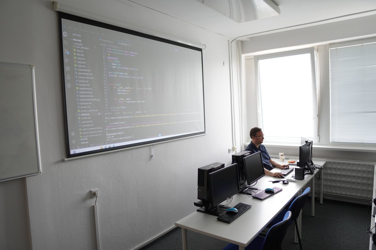 Priebeh kurzu Python dátová analýza - kód s projektovou štruktúrou na projektore