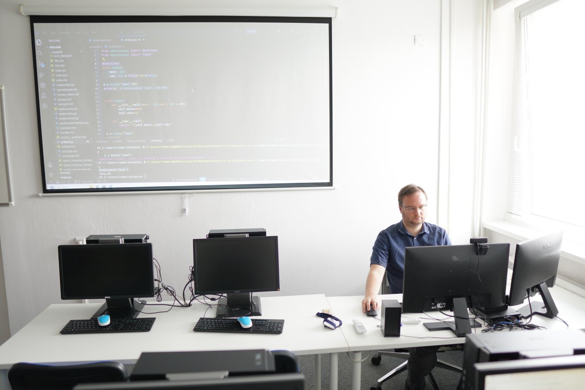 Priebeh kurzu Python dátová analýza - kódovací kurz s výukou programovania na projektore