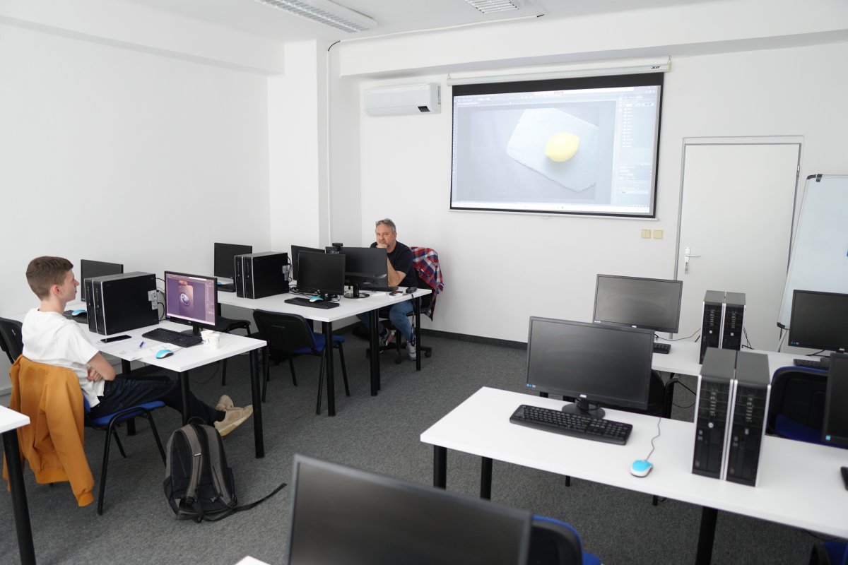 Priebeh kurzu Photoshop II — učebňa s počítačmi, 3D modelom na projektore