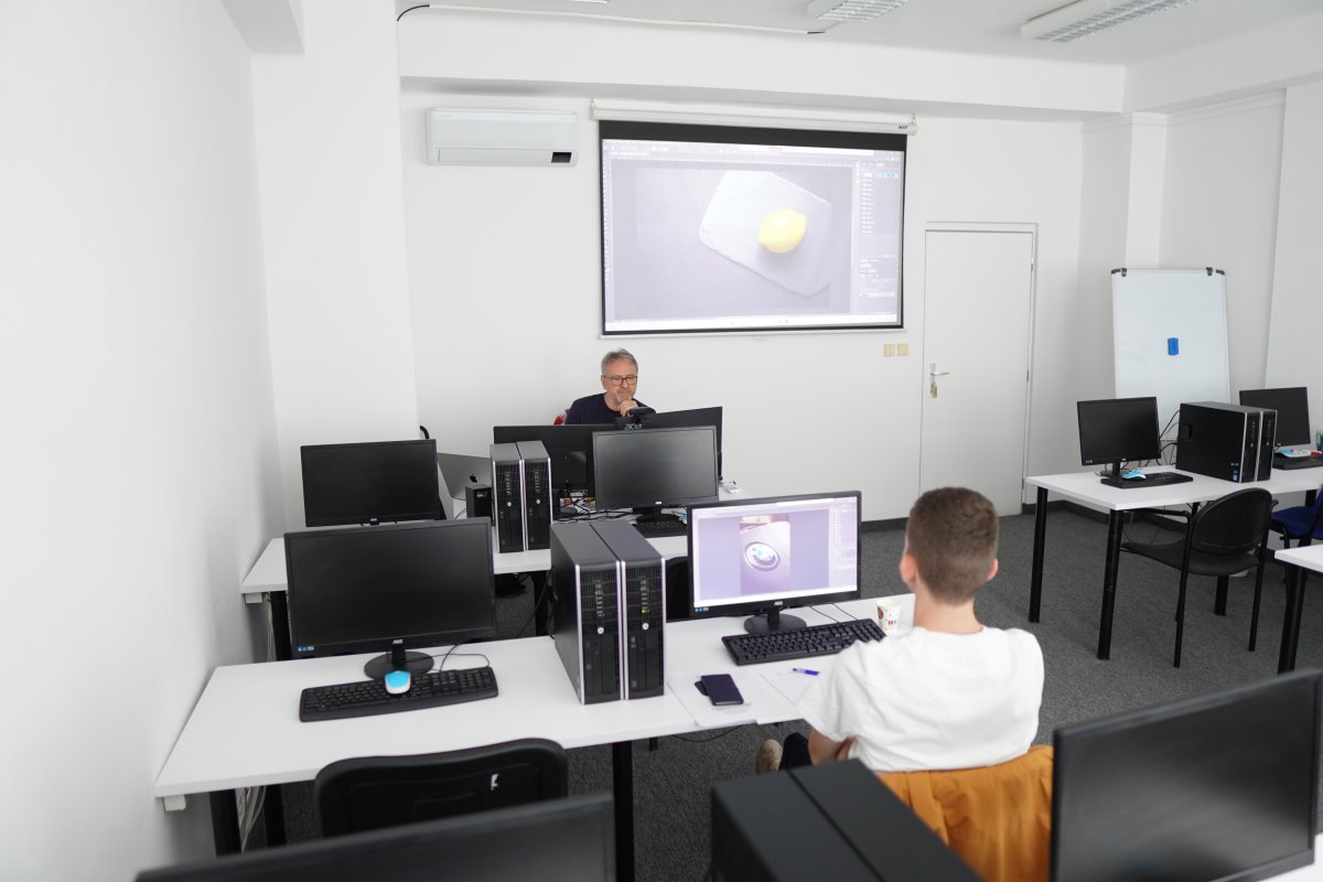Priebeh kurzu Adobe Photoshop II - učebňa s počítačmi a 3D modelom na projektore