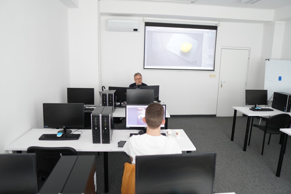 Priebeh kurzu Adobe Photoshop II - učebňa s počítačmi a projektorom zobrazujúcim 3D grafiku