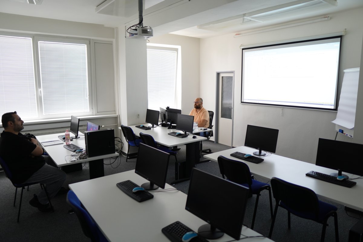 Priebeh kurzu SQL Server pokročilé metódy – učebňa s počítačmi a projektorom