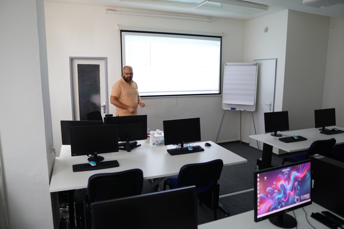 Priebeh kurzu SQL Server - počítačová učebňa s projektorom a pracovnými stanicami