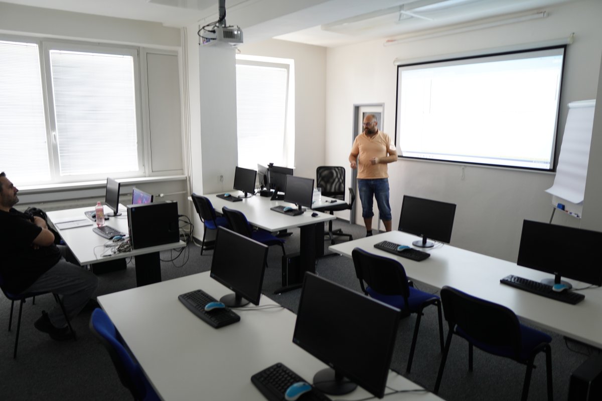 Priebeh kurzu SQL Server II - učebňa s počítačmi a projekčnou obrazovkou