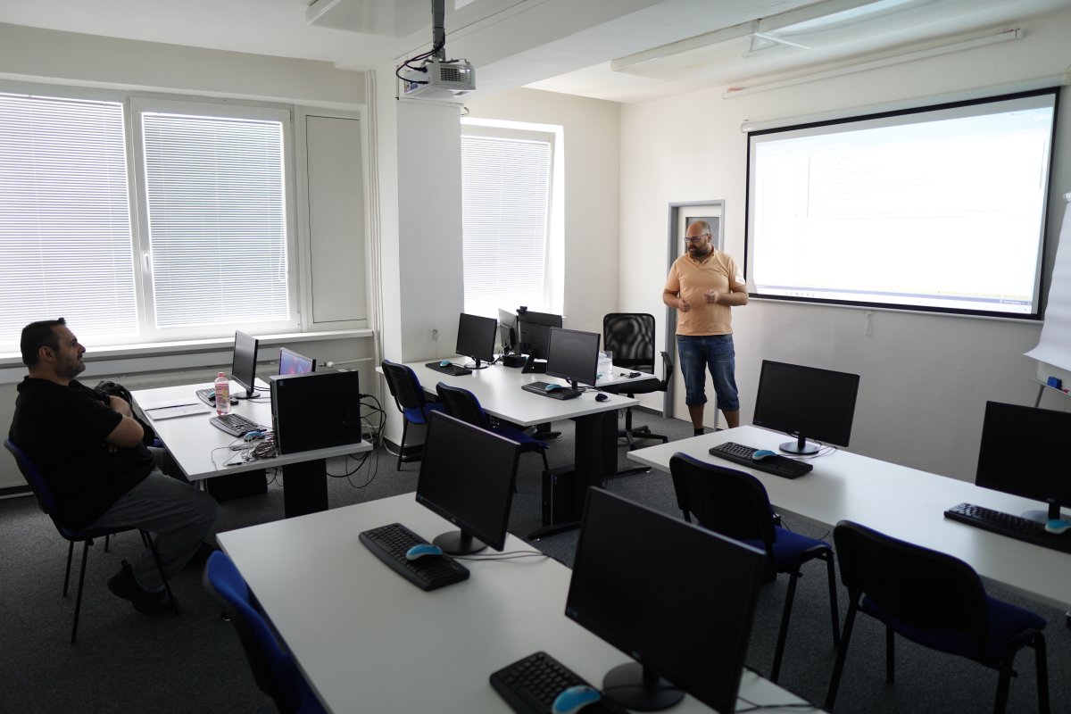 Priebeh kurzu SQL Server - učebňa s počítačmi a projektorom