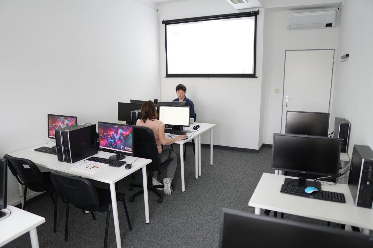 Priebeh kurzu Power BI III - učebňa s počítačmi a projektorom