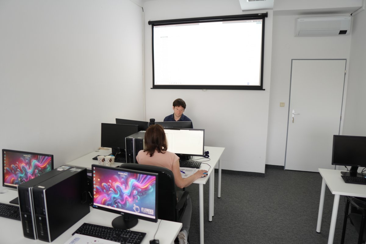 Priebeh kurzu Power BI III. - počítačová učebňa s počítačmi a projekčnou plochou