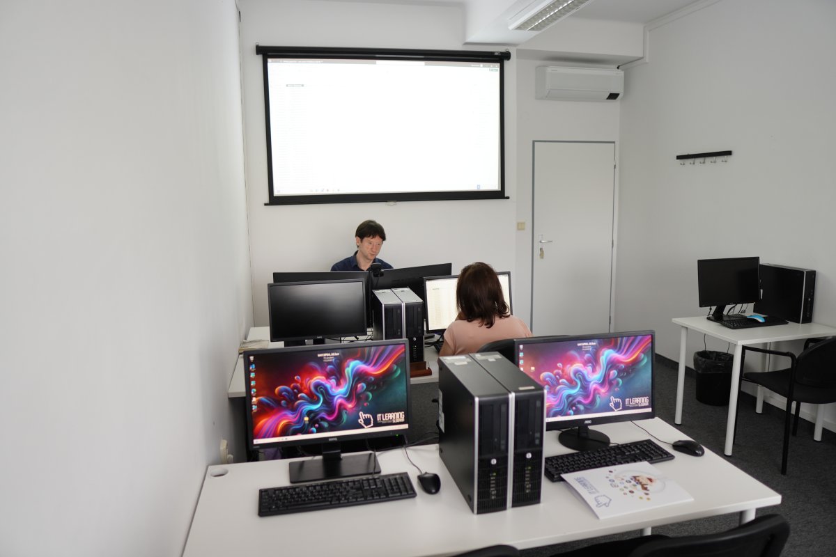Priebeh kurzu Power BI III - učebňa s počítačmi a projekčnou obrazovkou