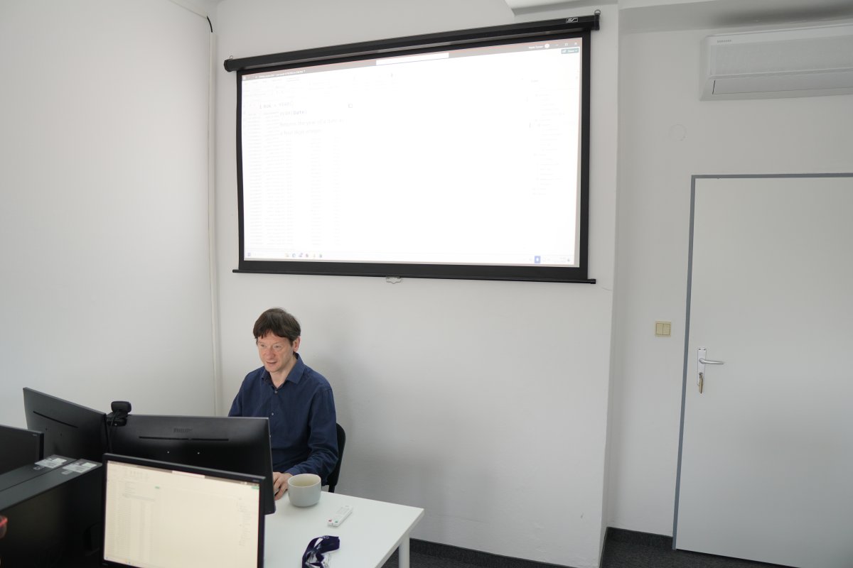 Priebeh kurzu Power BI III - učebňa s projektorom a počítačom na stole