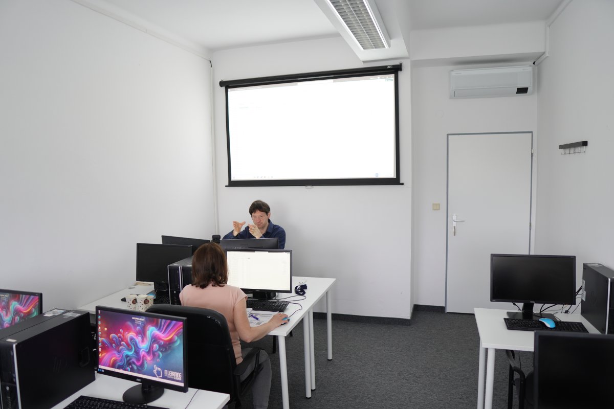 Priebeh kurzu Power BI III. - Učebňa s počítačmi, projektorom a inštruktorom