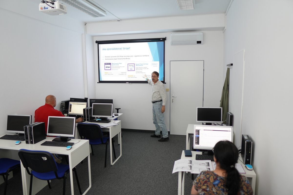 Priebeh kurzu WordPress a Woo - lektor pri plátne