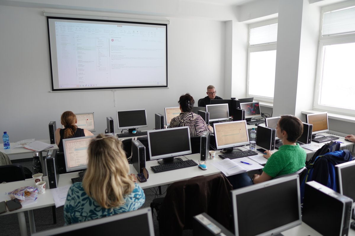 Priebeh kurzu Microsoft Outlook - učebňa s počítačmi a premietaním na plátne