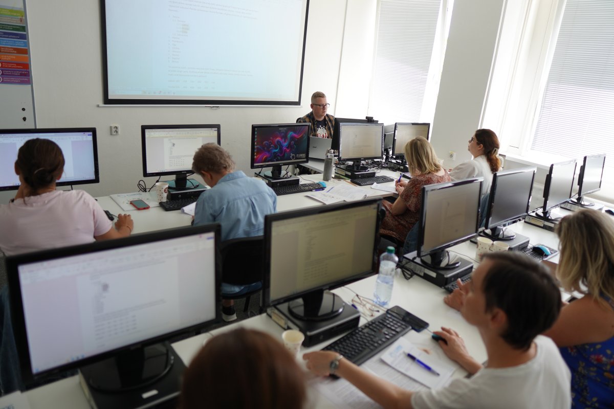 Priebeh kurzu Word II - počítačová učebňa s monitormi a projektom na obrazovke