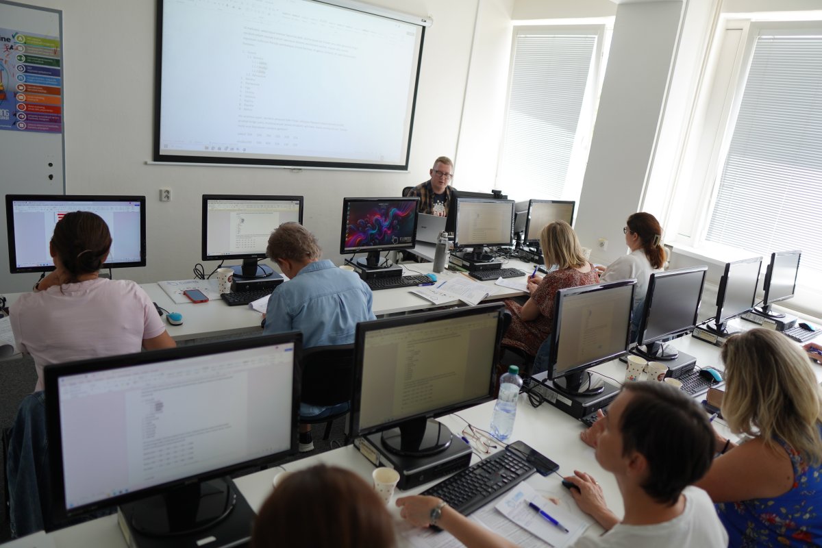 Priebeh kurzu Word II. - učebňa s počítačmi a prednášajúcim pri projekte