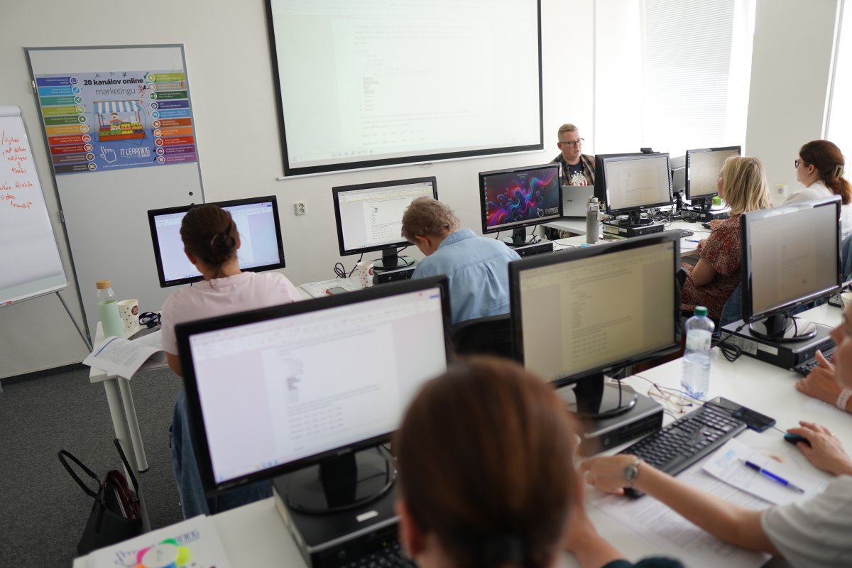 Priebeh kurzu Microsoft Word II. - počítačová učebňa s účastníkmi pri monitoroch