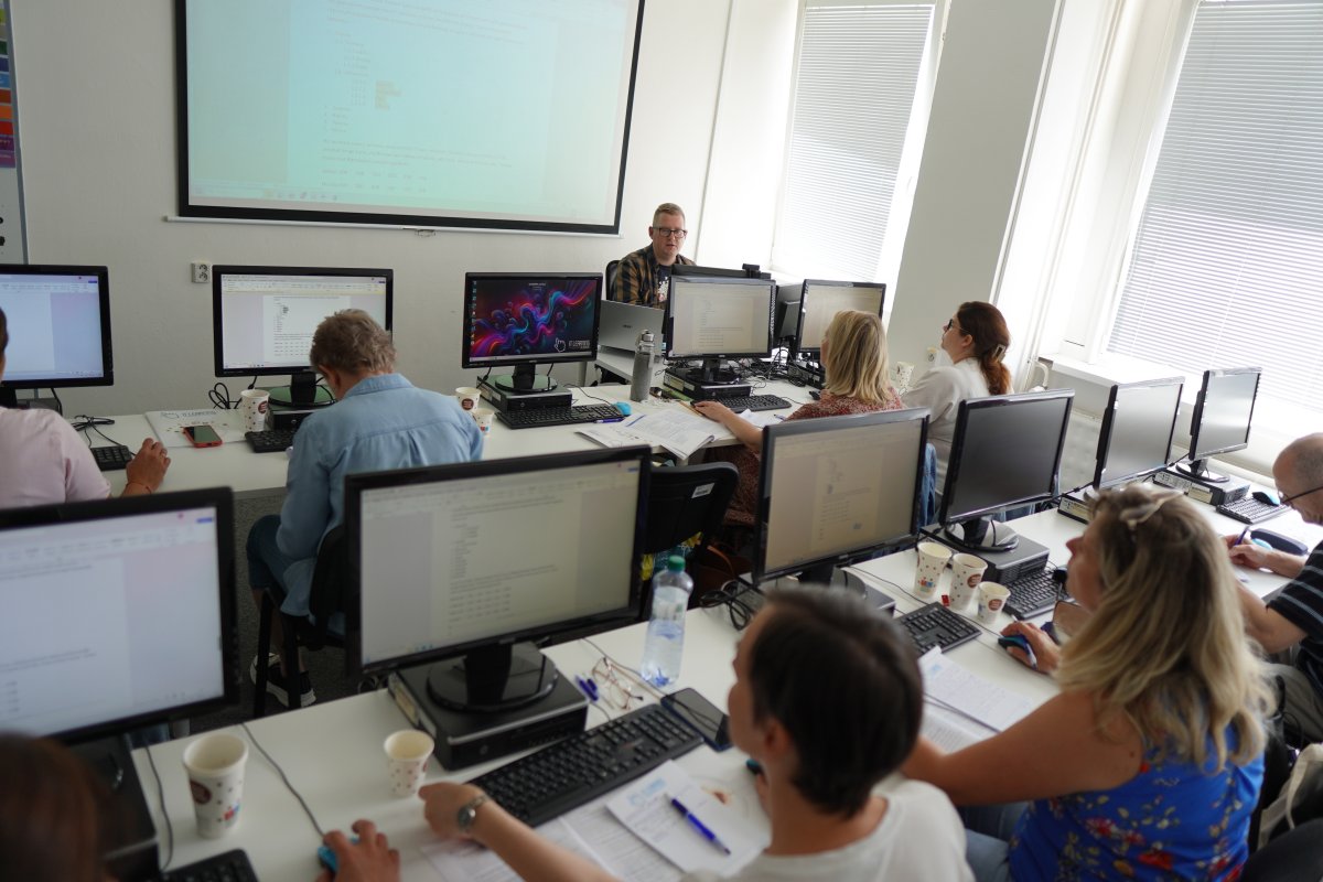 Priebeh kurzu Word II. - počítačová učebňa s viacerými monitormi a účastníkmi pri práci