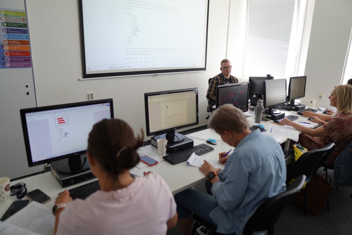 Priebeh kurzu Microsoft Word II - učebňa s počítačmi a projekčným plátnom s návodom