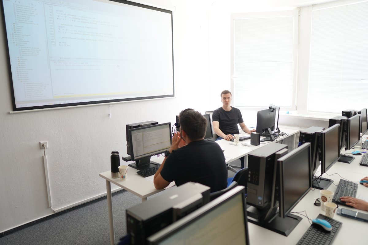 Priebeh kurzu SQL Server - výuka v učebni s kódom na projekte