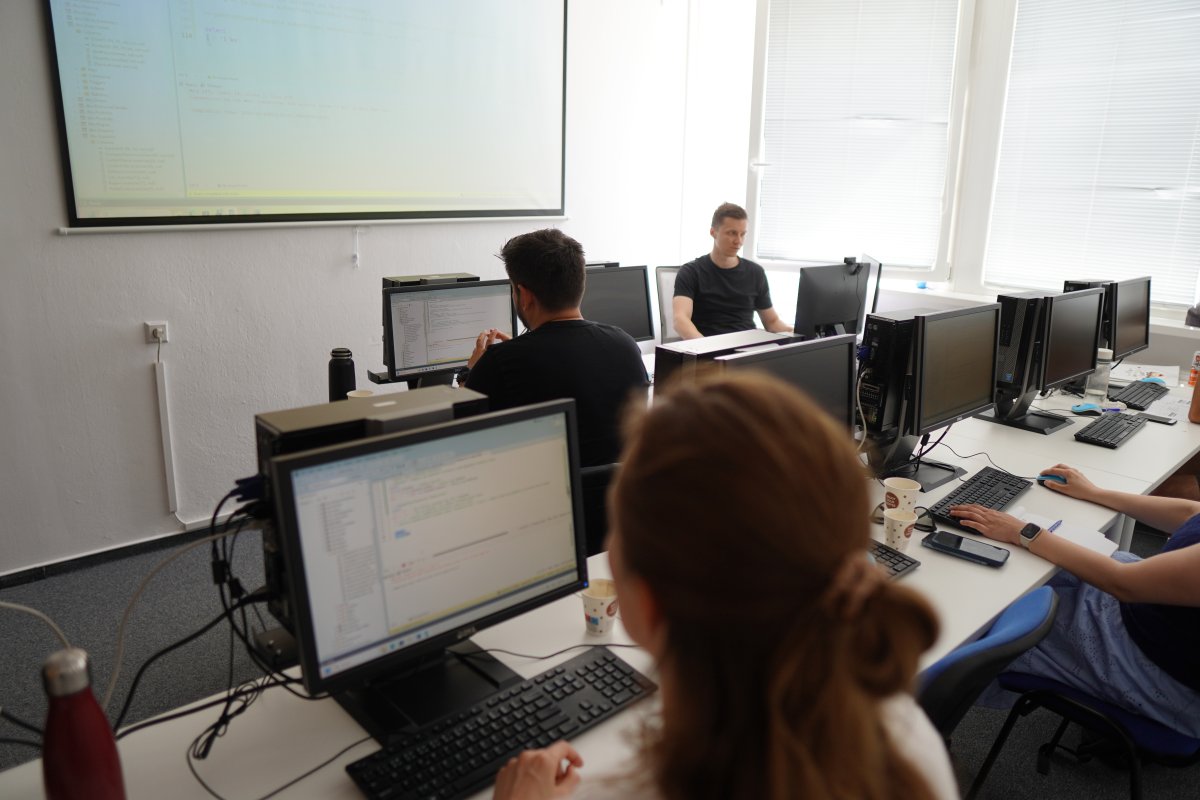 Priebeh kurzu SQL Server - učebňa s počítačmi a prezentačnou obrazovkou