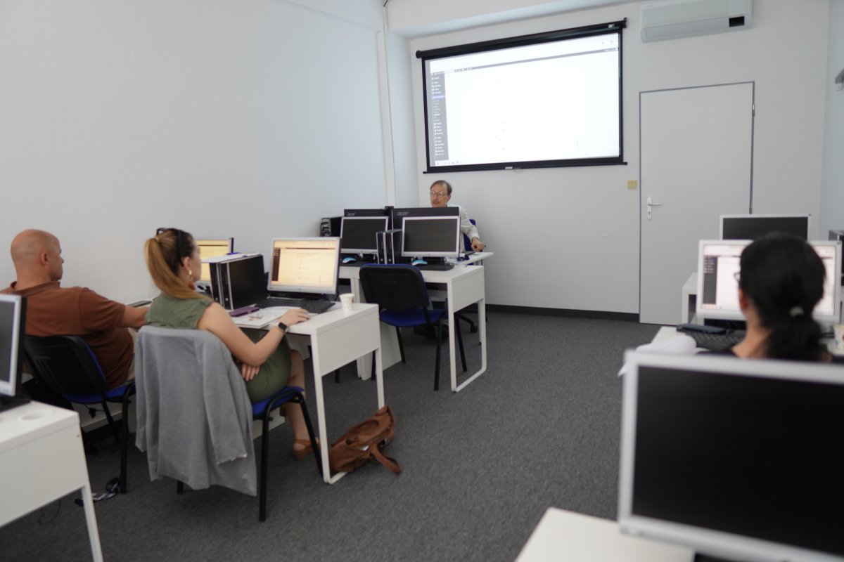 Priebeh kurzu e-shop - výuka v počítačovej učebni s projektorom