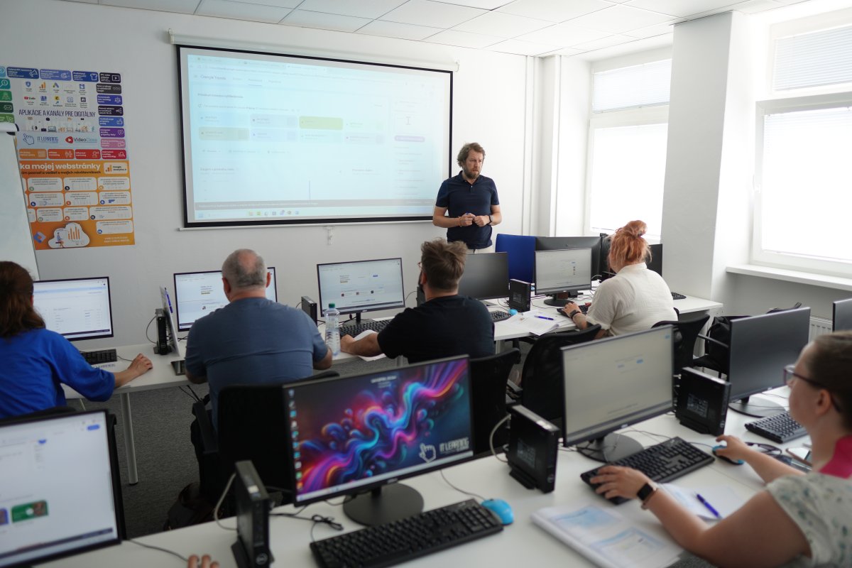 Priebeh kurzu AI pre marketérov - učebňa s počítačmi a premietaním prezentácie