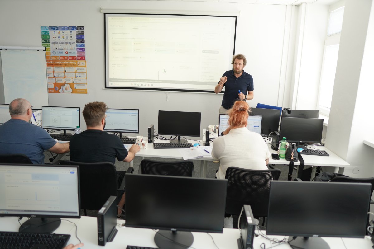 Priebeh kurzu AI pre marketérov - učebňa s počítačmi a projektáciou obsahu