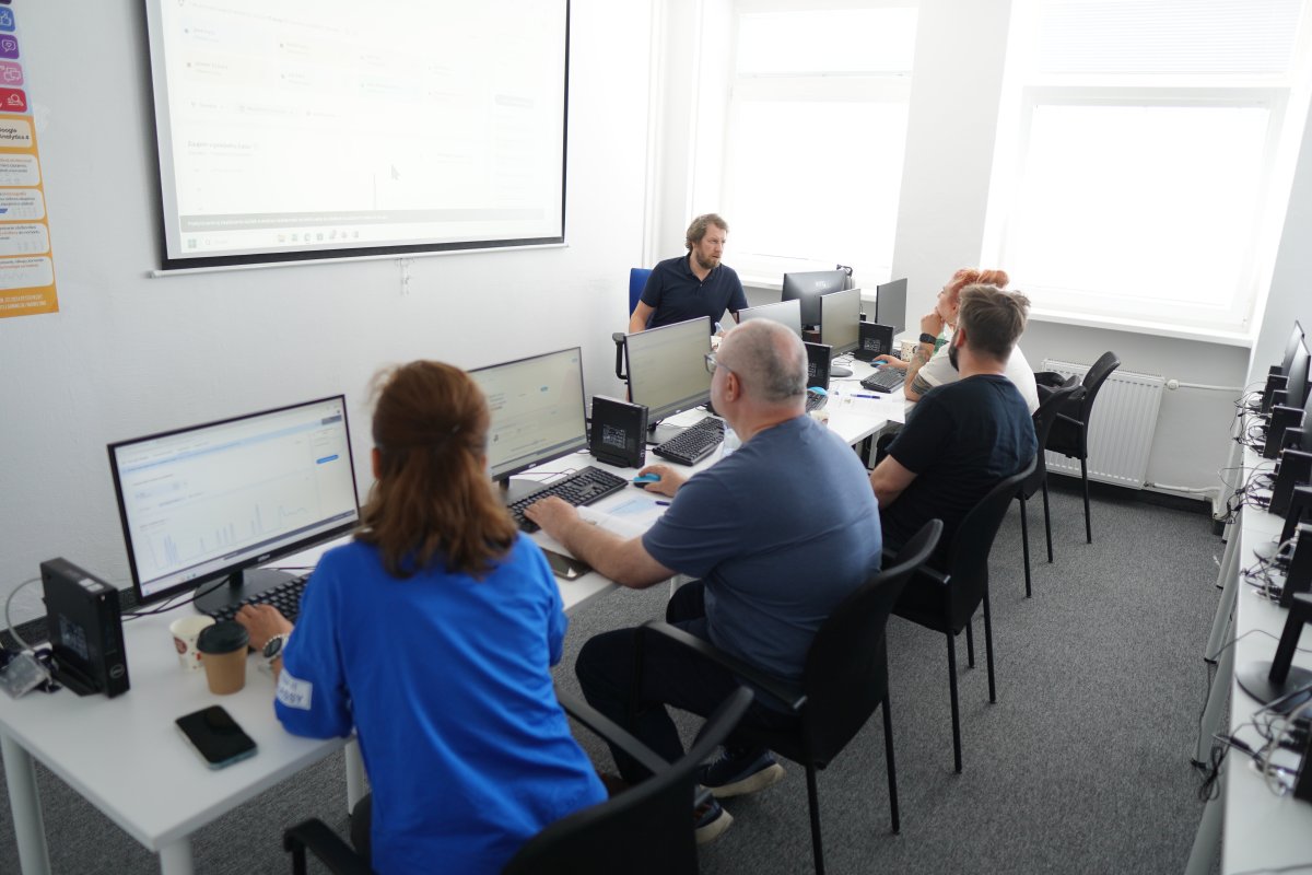 Priebeh kurzu AI pre marketérov - učebňa s počítačmi a interaktívnou výukou