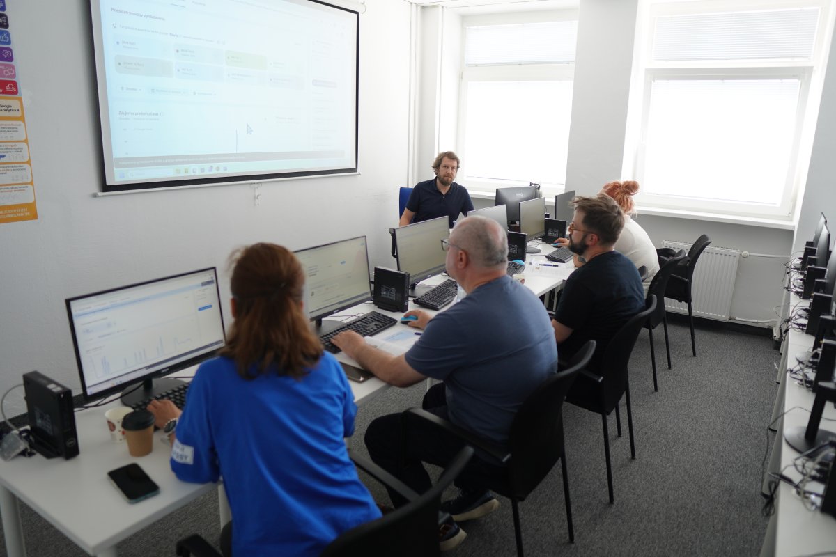Priebeh kurzu AI pre marketérov - učebňa s počítačmi a projektorom