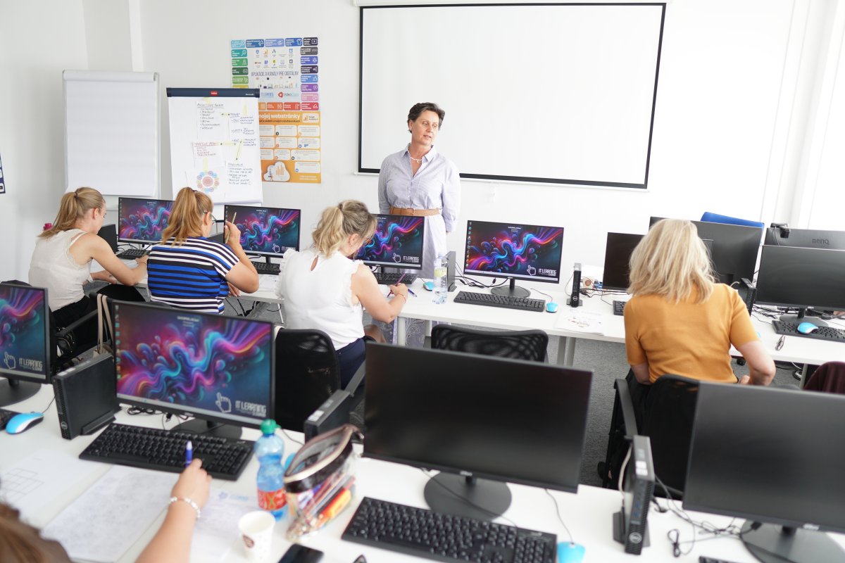 Priebeh kurzu Efektívna pamäť v počítačovej učebni s účastníkmi pri PC