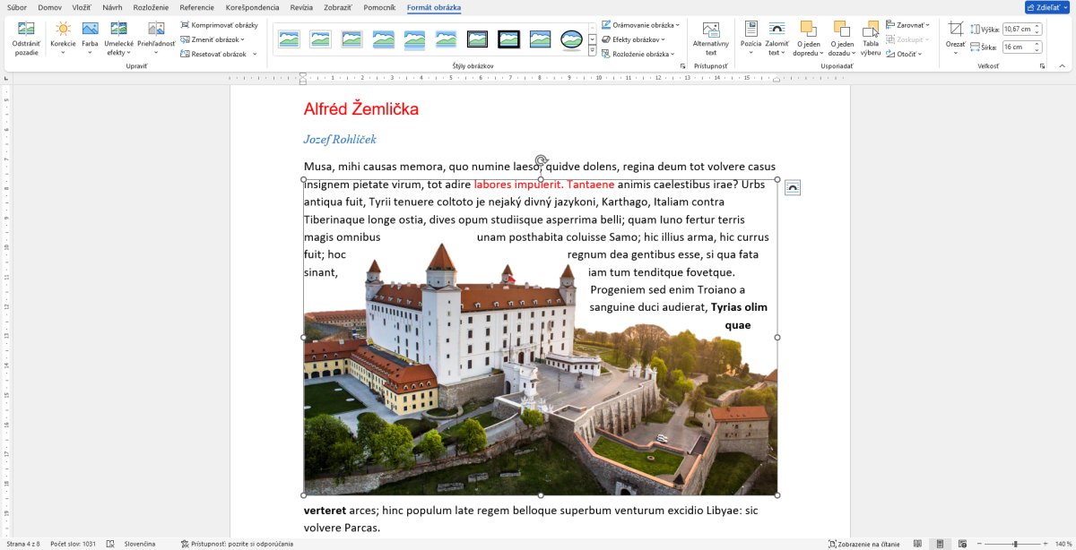 Dokument Word s názvom článku, fotkou hradu a formátovaným textom s červeným zvýraznením