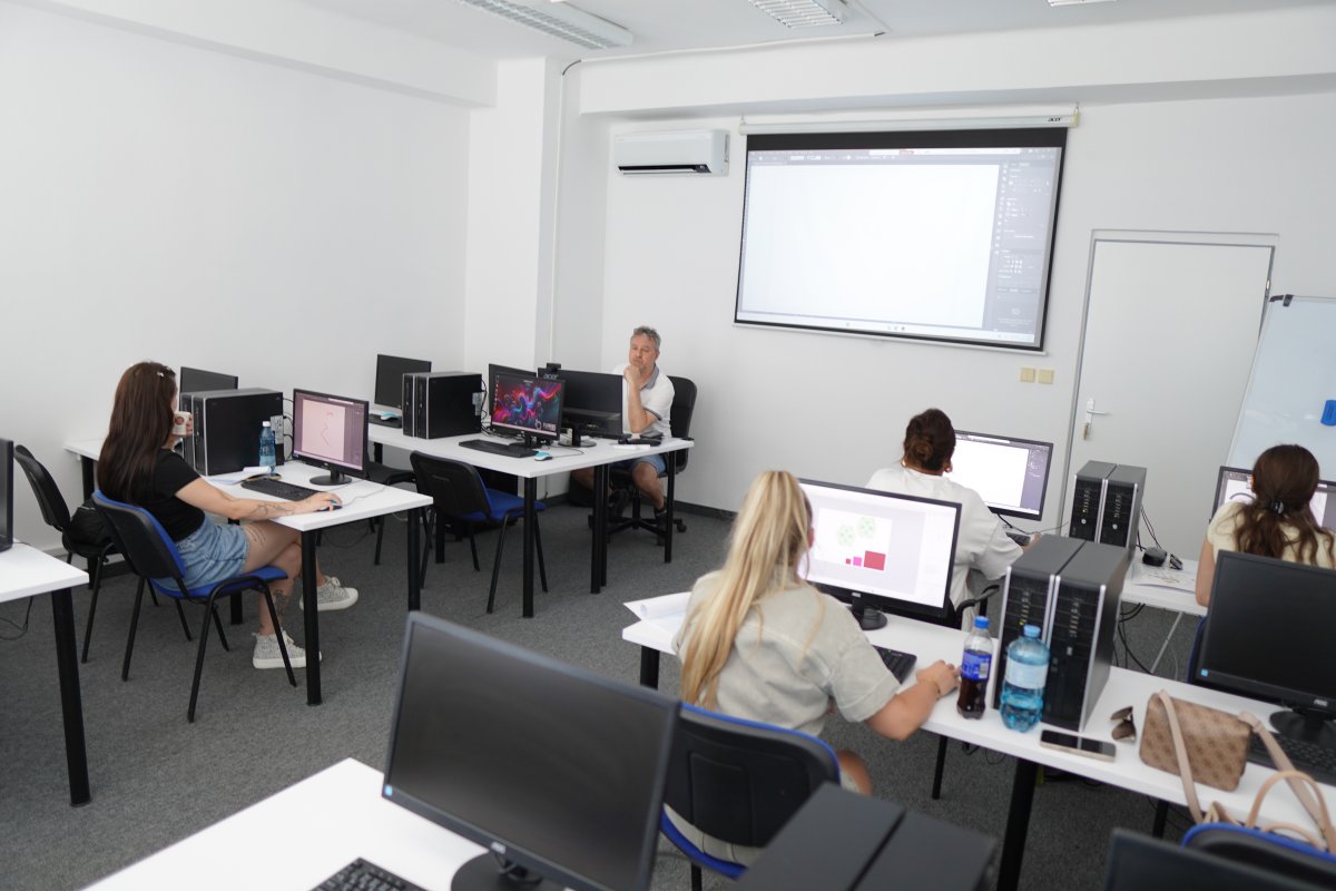 Priebeh kurzu Adobe Illustrator I. v učebni s počítačmi a projektorom