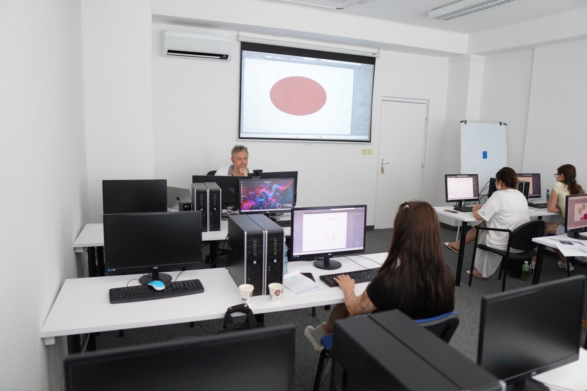 Priebeh kurzu Adobe Illustrator - práca s vektorovou grafikou v učebni s projektorom