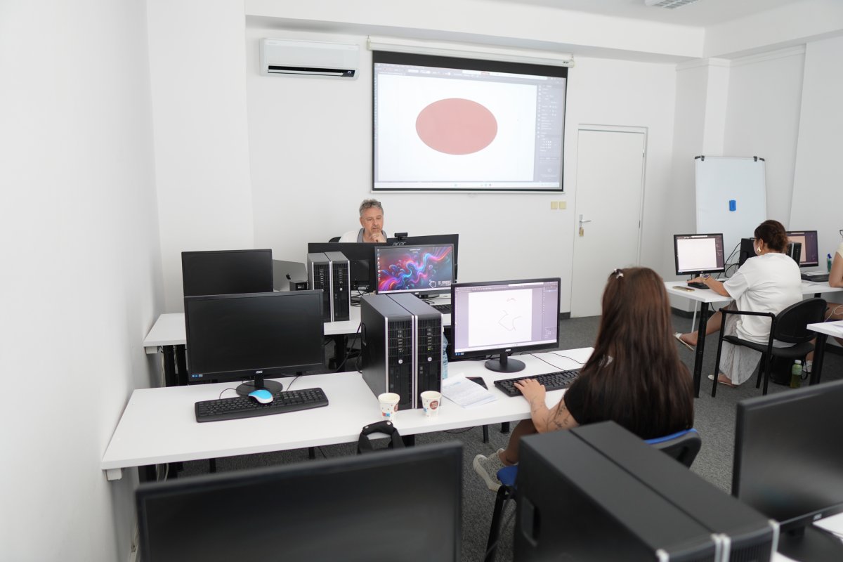 Priebeh kurzu Adobe Illustrator - učebňa s počítačmi a premietaním návrhu elipsy