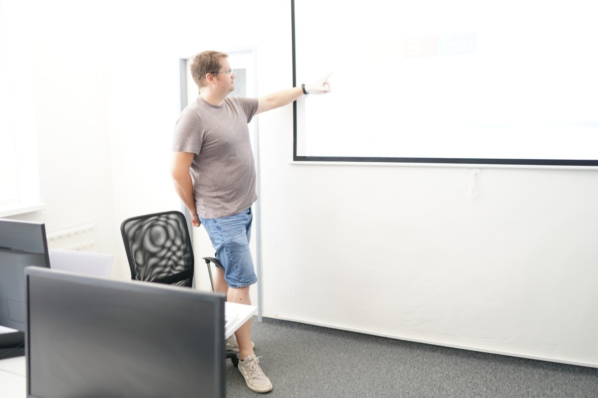 Priebeh kurzu Google Ads III - školenie v učebni s projektorm a tabuľou