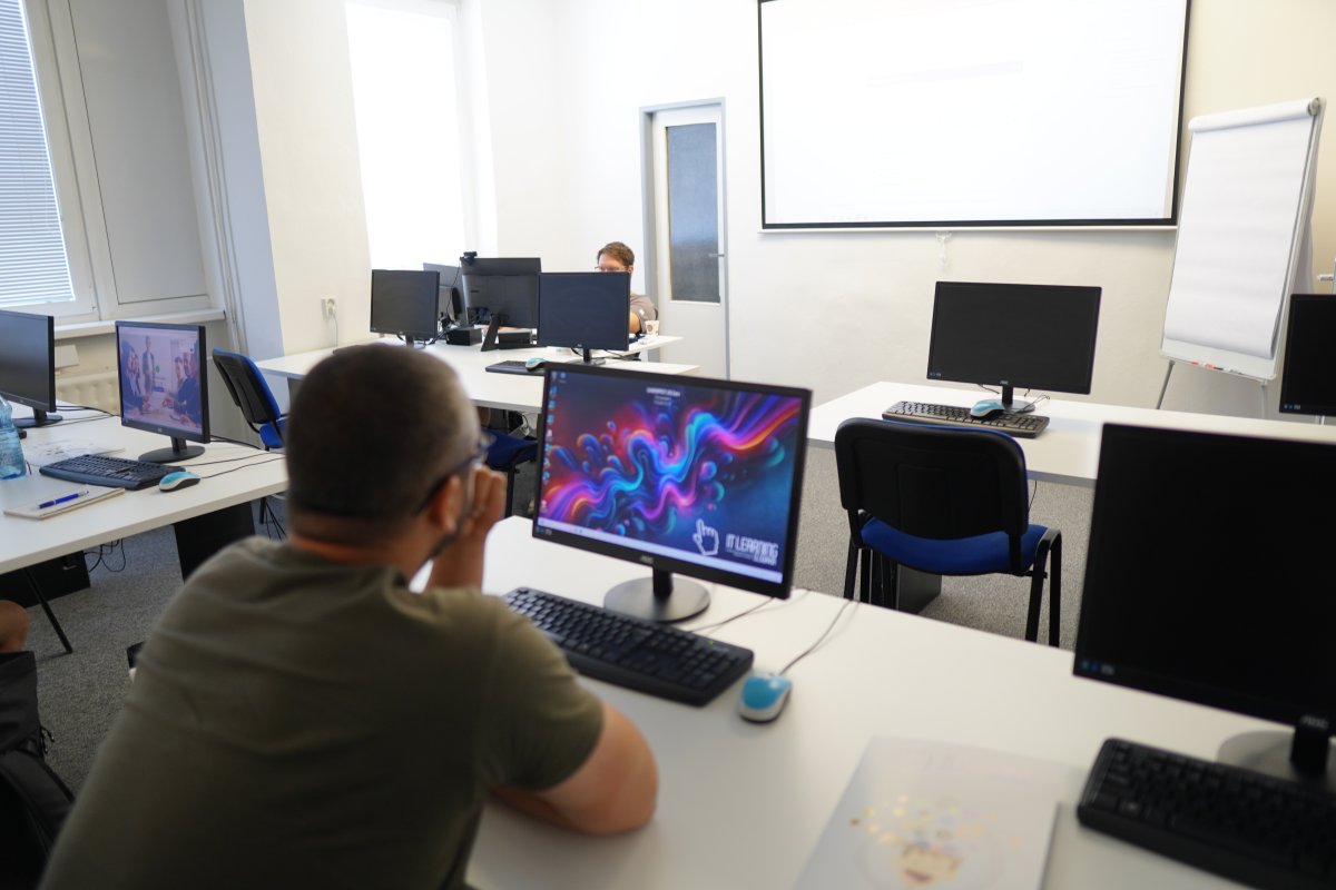 Priebeh kurzu Google Ads III. - učebňa s počítačmi a monitormi pri tvorbe video reklamy