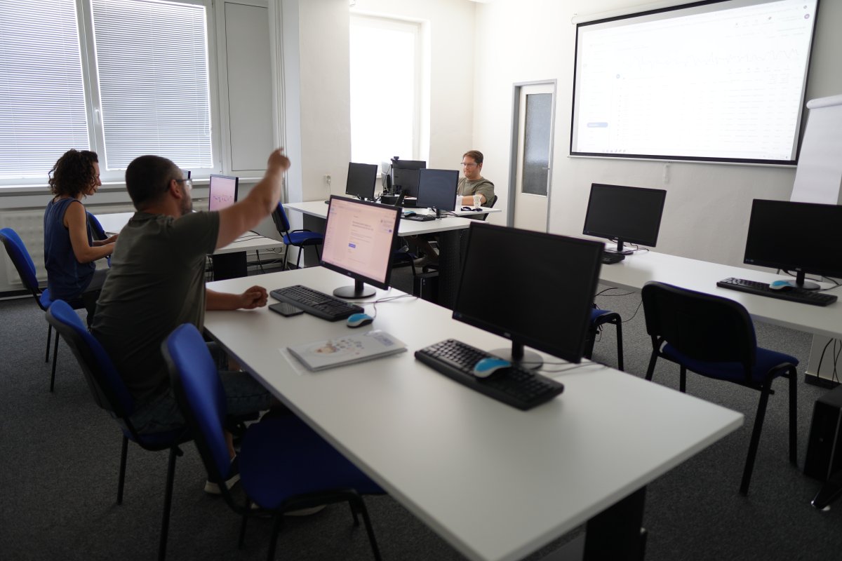 Priebeh kurzu Google Ads - počítačová učebňa s grafickými monitormi a tabulmi