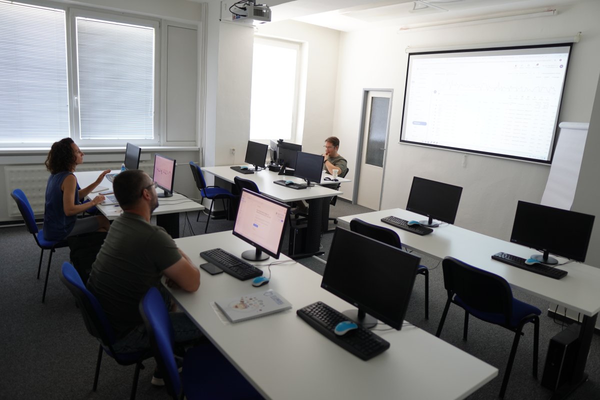 Priebeh kurzu Google Ads IV - počítačová učebňa s IT počítačmi a projektrom