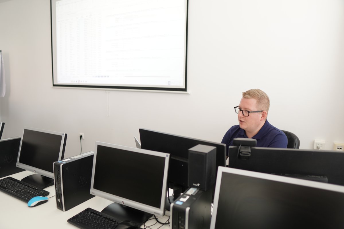 Priebeh kurzu Excel III - počítačová učebňa s počítačmi a projektom na stene