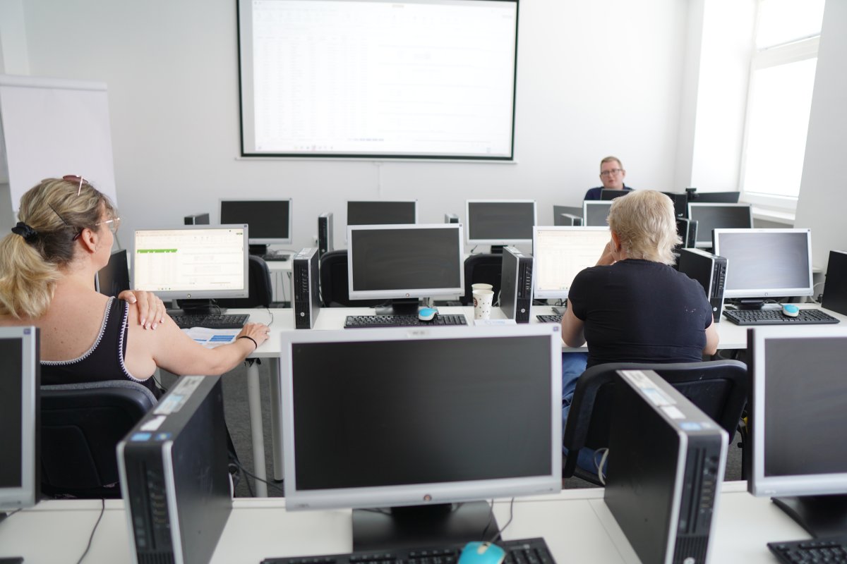 Priebeh kurzu Excel III - učebňa s počítačmi a projekčnou obrazovkou
